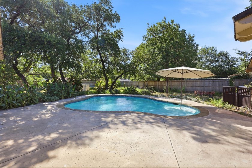 Beautiful 3-bedroom, 2-bath home featuring terracotta tile - photo 2