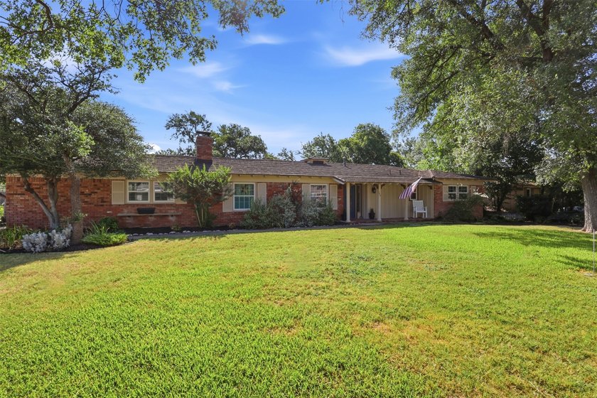 Beautiful 3-bedroom, 2-bath home featuring terracotta tile - photo 3