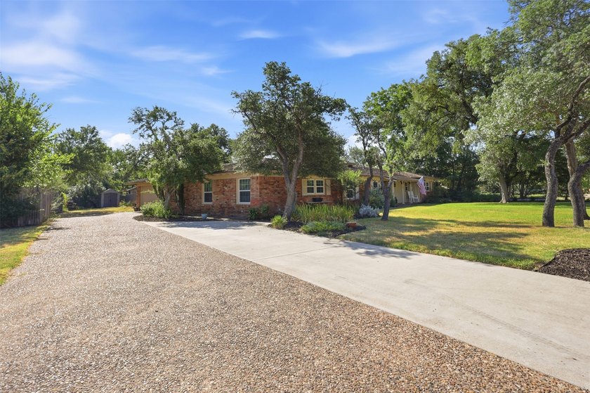 Beautiful 3-bedroom, 2-bath home featuring terracotta tile - photo 4