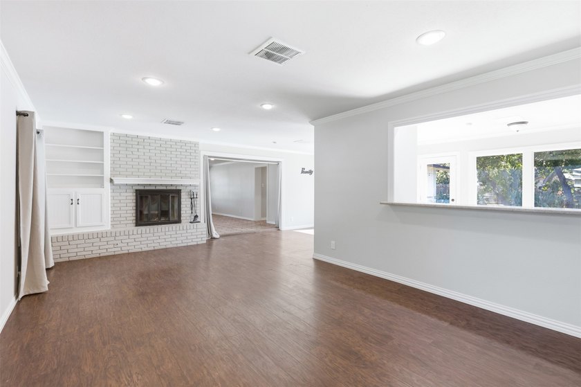 Beautiful 3-bedroom, 2-bath home featuring terracotta tile - photo 6