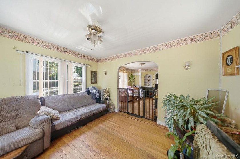 Single Family Home on a 3,000 sq ft lot with Private Driveway - photo 7