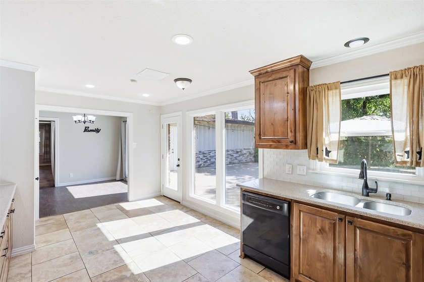 Beautiful 3-bedroom, 2-bath home featuring terracotta tile - photo 9