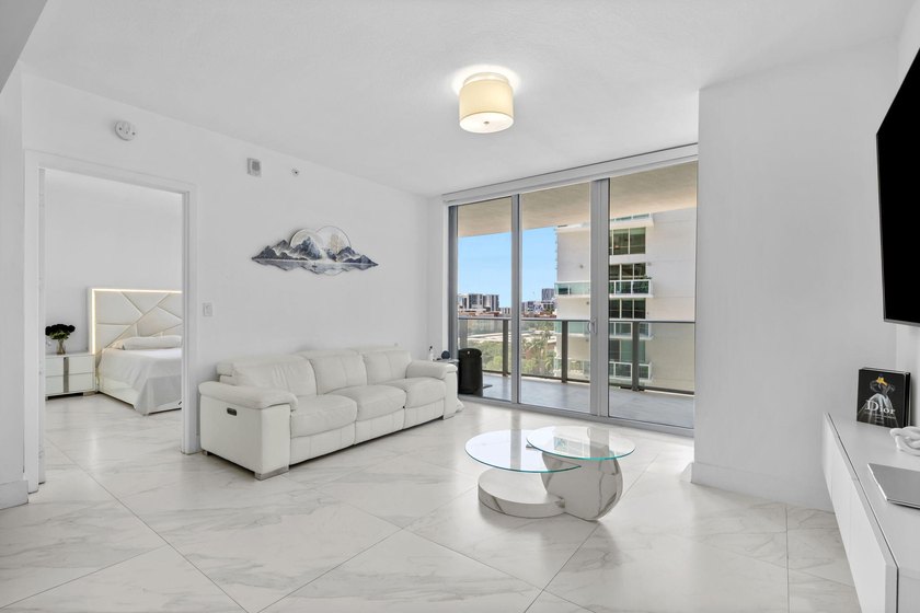 Stunning 1BD/1BA residence at Aria on the Bay in prime Edgewater - photo 4