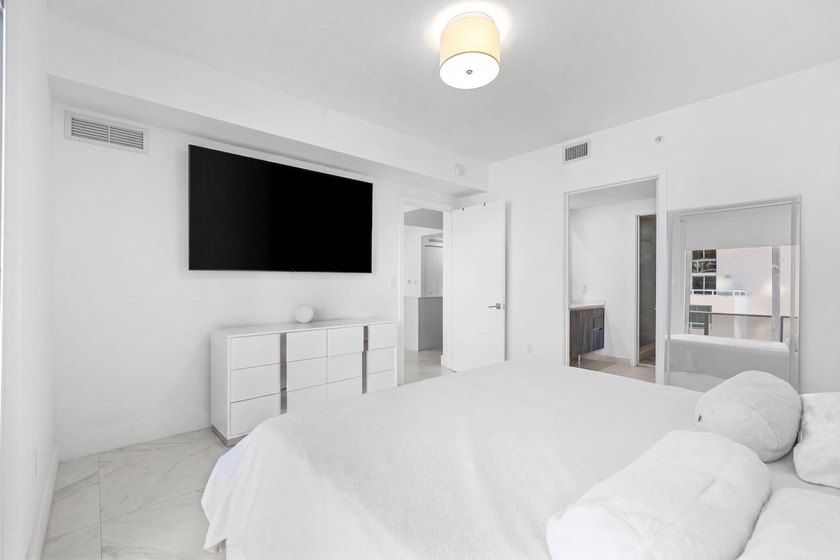 Stunning 1BD/1BA residence at Aria on the Bay in prime Edgewater - photo 6