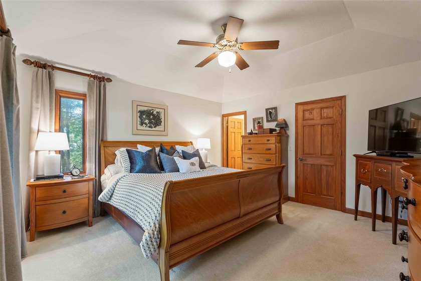 Welcome to this stunning mountain retreat with expansive views - photo 12