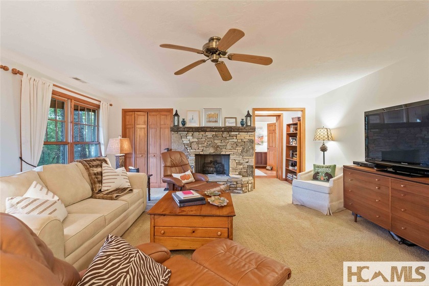 Welcome to this stunning mountain retreat with expansive views - photo 21