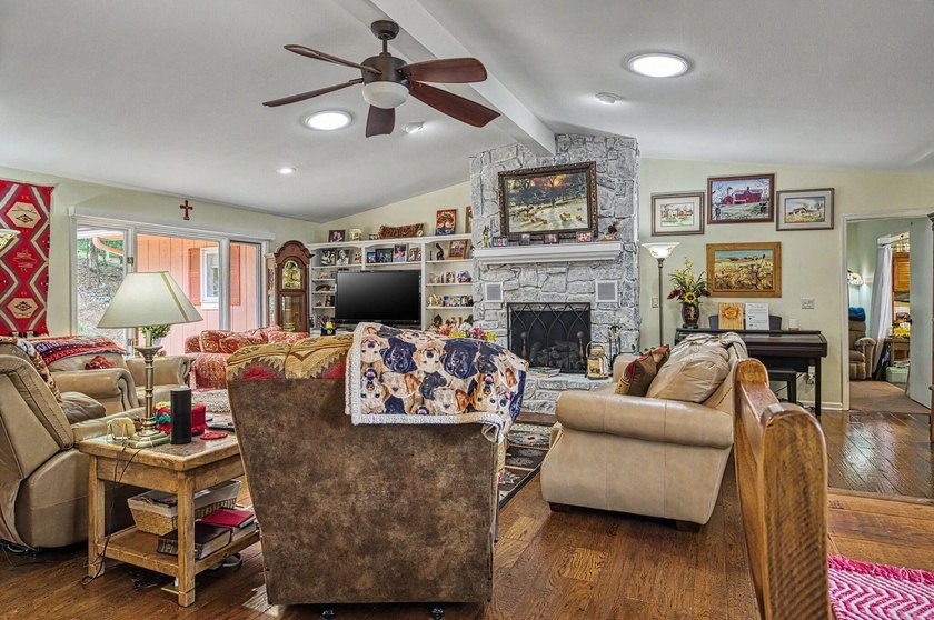 Beautiful 4 bedroom, 3 bath lakefront home on Lake Cortez - photo 9