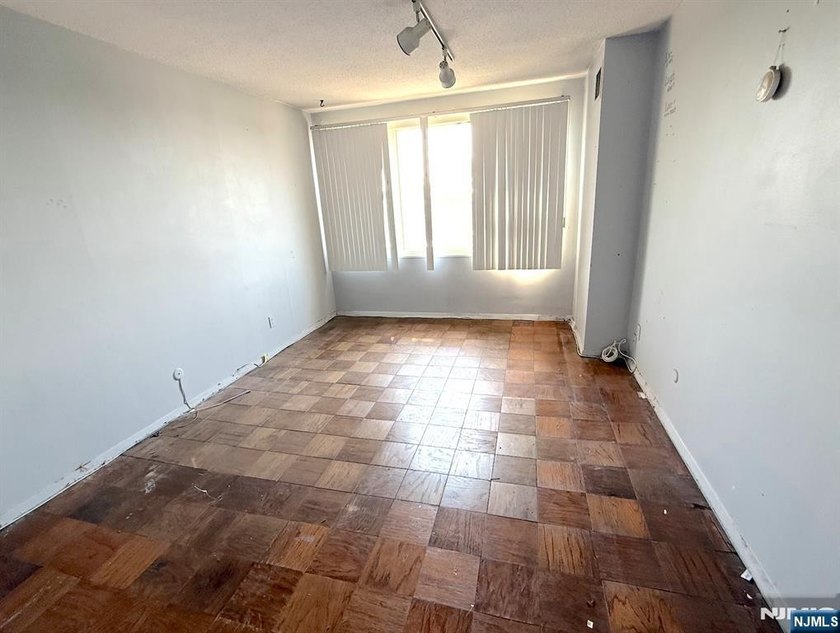 Welcome to the Mediterranean West Buildinge see this spacious 2 - photo 5