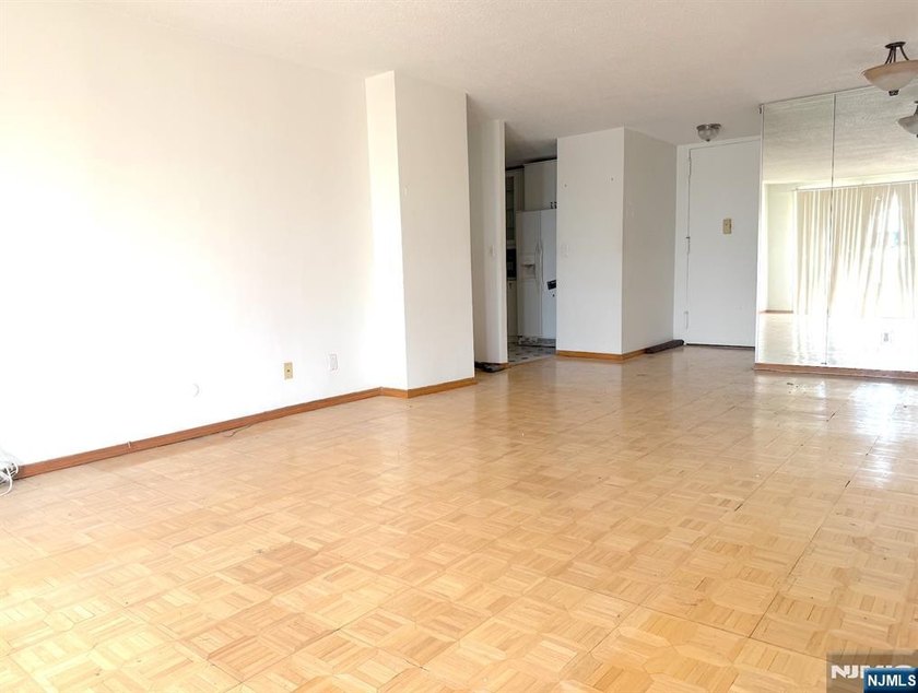 Welcome to the Mediterranean West Buildinge see this spacious 2 - photo 8