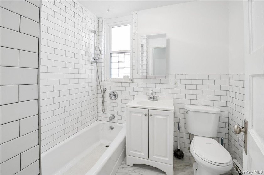 Fabulous detached legal 2 family house in the Wakefield section - photo 12