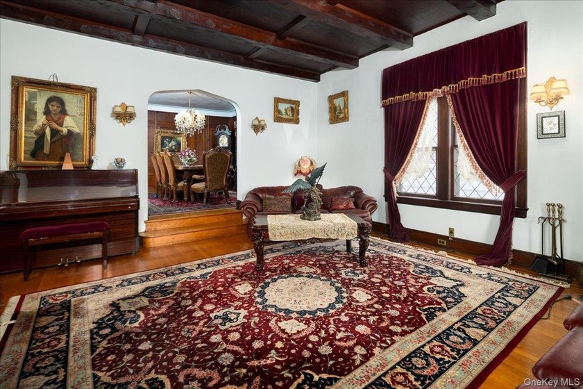 Stunning 3 Bedroom, 3 Bathroom Tudor nestled in the heart of - photo 3