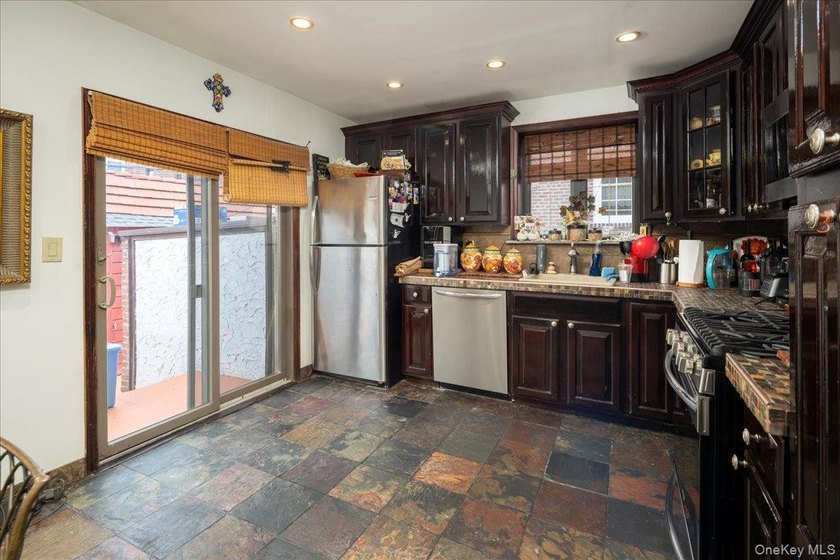 Stunning 3 Bedroom, 3 Bathroom Tudor nestled in the heart of - photo 7