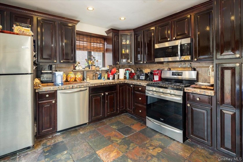 Stunning 3 Bedroom, 3 Bathroom Tudor nestled in the heart of - photo 9