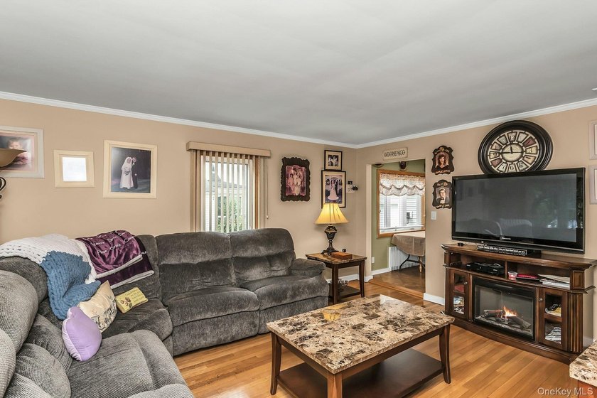Welcome to this beautifully maintained &amp; updated property in - photo 2