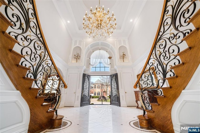 Rare opportunity to own a distinguished residence on an - photo 2