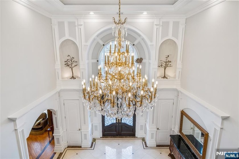 Rare opportunity to own a distinguished residence on an - photo 3