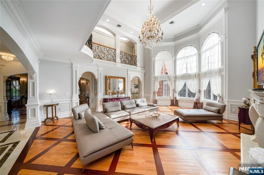Rare opportunity to own a distinguished residence on an - photo 4