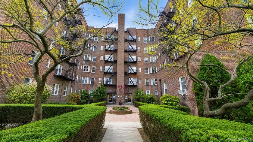 Welcome to this bright and spacious 1-bedroom, 1-bath - photo 2