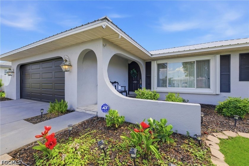 Centrally located and close to shopping and dining, this - photo 3