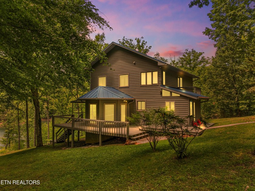 WELCOME TO YOUR BEAUTIFULLY MAINTAINED LAKEFRONT HOME. This - photo 2