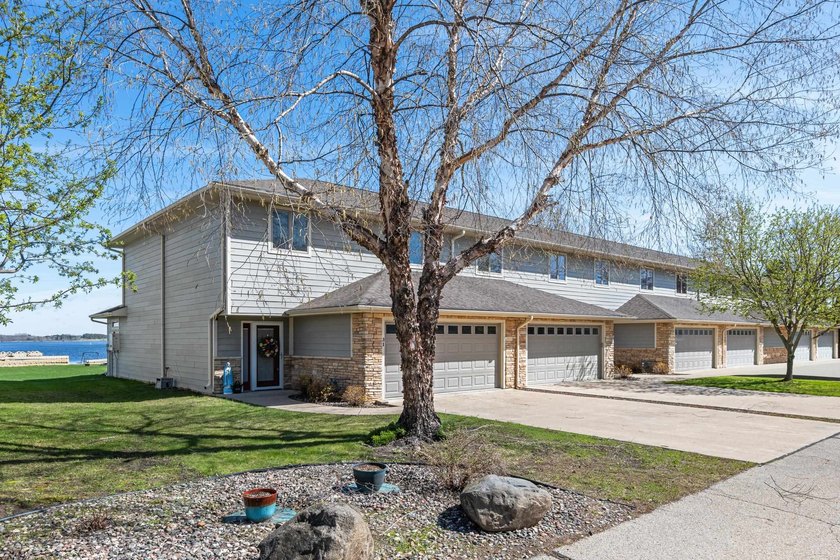 Set on the shores of Lake Puckaway, this exceptional condo - photo 3