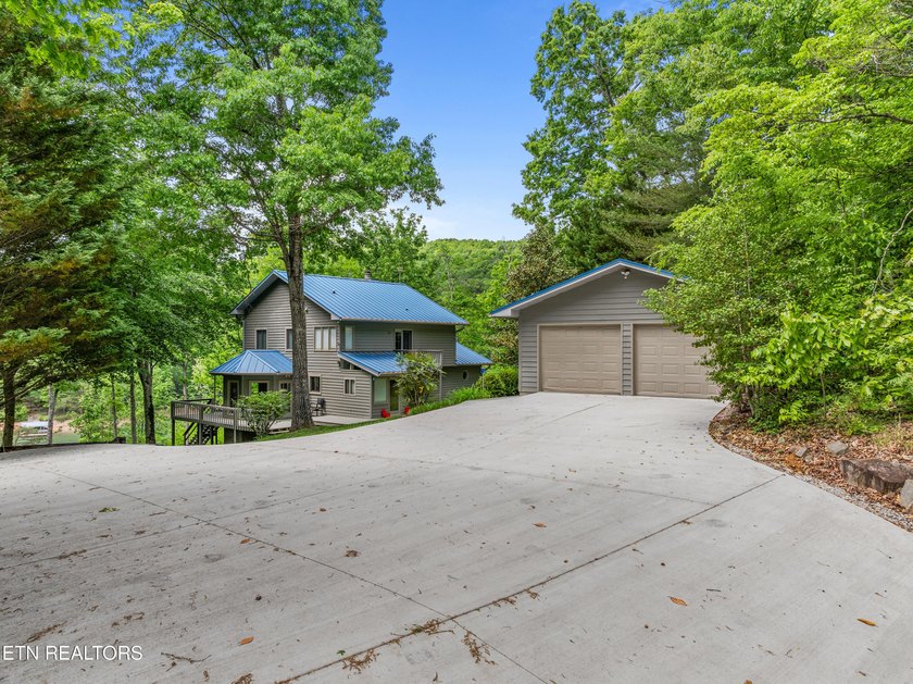 WELCOME TO YOUR BEAUTIFULLY MAINTAINED LAKEFRONT HOME. This - photo 4