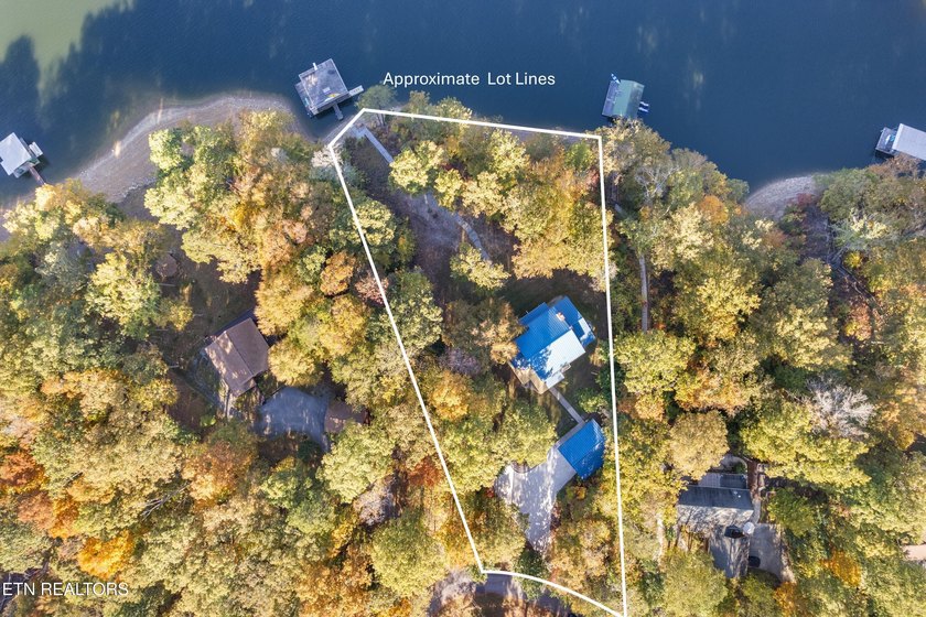 WELCOME TO YOUR BEAUTIFULLY MAINTAINED LAKEFRONT HOME. This - photo 8