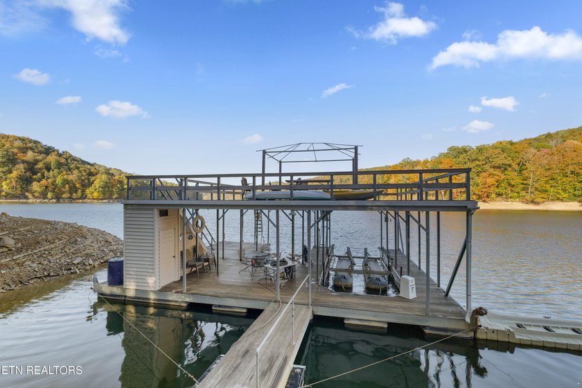 WELCOME TO YOUR BEAUTIFULLY MAINTAINED LAKEFRONT HOME. This - photo 9