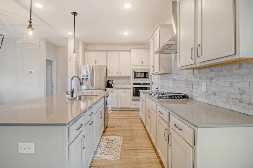 Proudly presenting this exceptional 4-bedroom, 2.5-bathroom home - photo 7