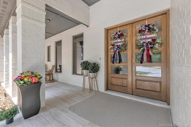Come home to luxury and tranquility just across the river in the - photo 3