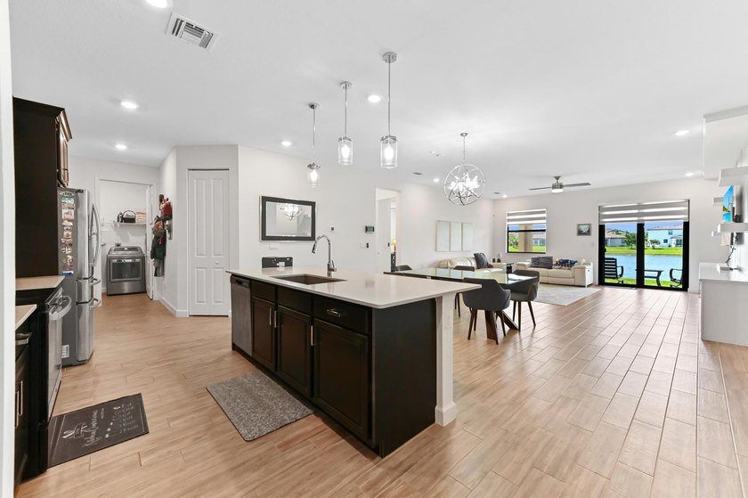 Welcome to this 4 bedroom, 2 bathroom with a private den/office - photo 5