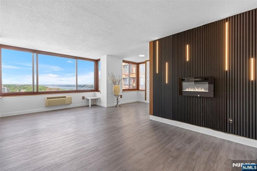 Completely renovated luxury condo offering breathtaking - photo 3