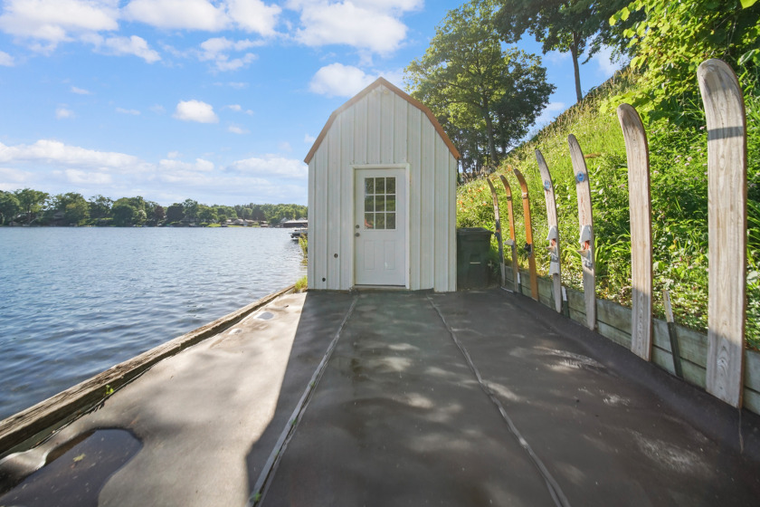 Panoramic views of Pretty Lake! - photo 12