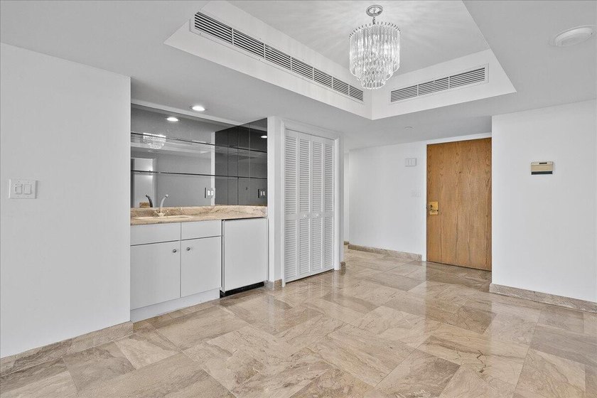 INTRODUCING 1955 - LAKE POINT TOWER.... RARELY OFFERED 55 STACK - photo 13