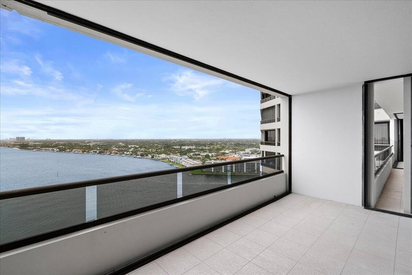 INTRODUCING 1955 - LAKE POINT TOWER.... RARELY OFFERED 55 STACK - photo 33
