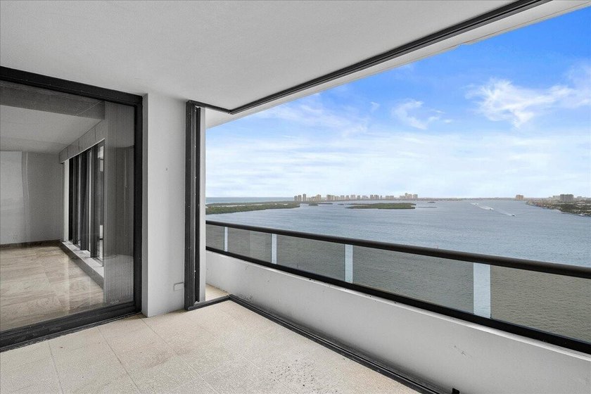 INTRODUCING 1955 - LAKE POINT TOWER.... RARELY OFFERED 55 STACK - photo 34
