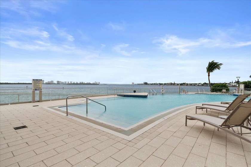 INTRODUCING 1955 - LAKE POINT TOWER.... RARELY OFFERED 55 STACK - photo 50