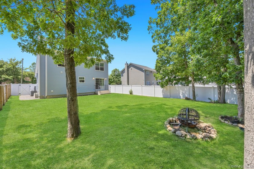 This beautiful Laurelton Cape Cod Style is 6 years young - photo 3