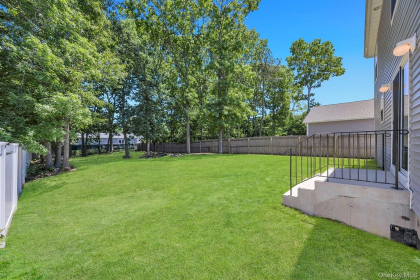 This beautiful Laurelton Cape Cod Style is 6 years young - photo 5