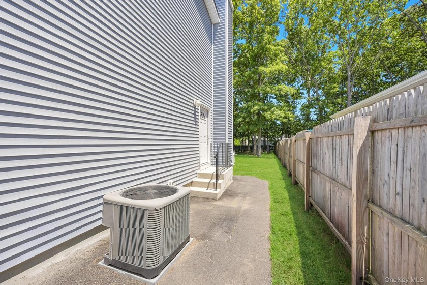 This beautiful Laurelton Cape Cod Style is 6 years young - photo 6