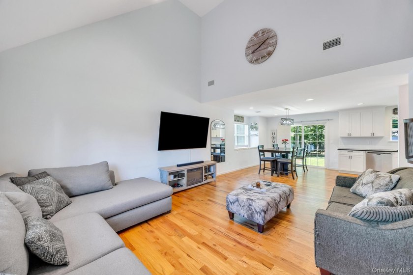 This beautiful Laurelton Cape Cod Style is 6 years young - photo 7