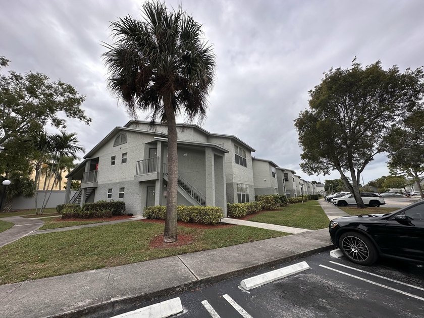 This cozy 1/1 condo features an open living/dining area with a - photo 15