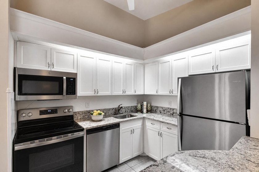 Darling upgraded open-floor plan 2B 2B plus Florida Room condo - photo 13
