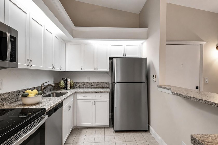 Darling upgraded open-floor plan 2B 2B plus Florida Room condo - photo 14