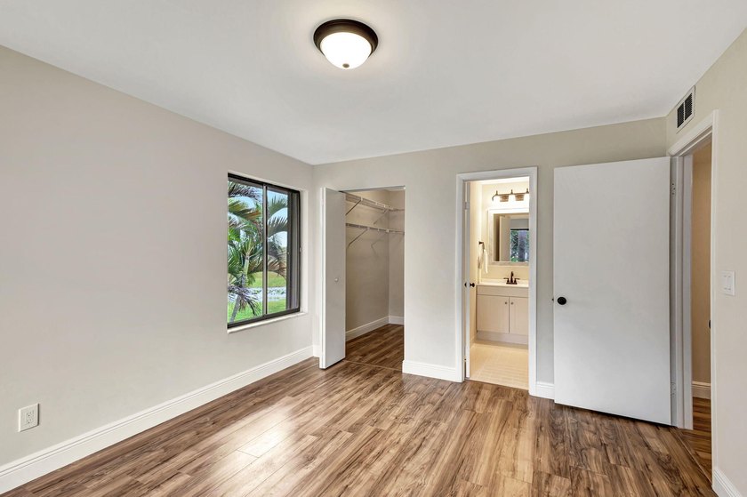 Darling upgraded open-floor plan 2B 2B plus Florida Room condo - photo 17