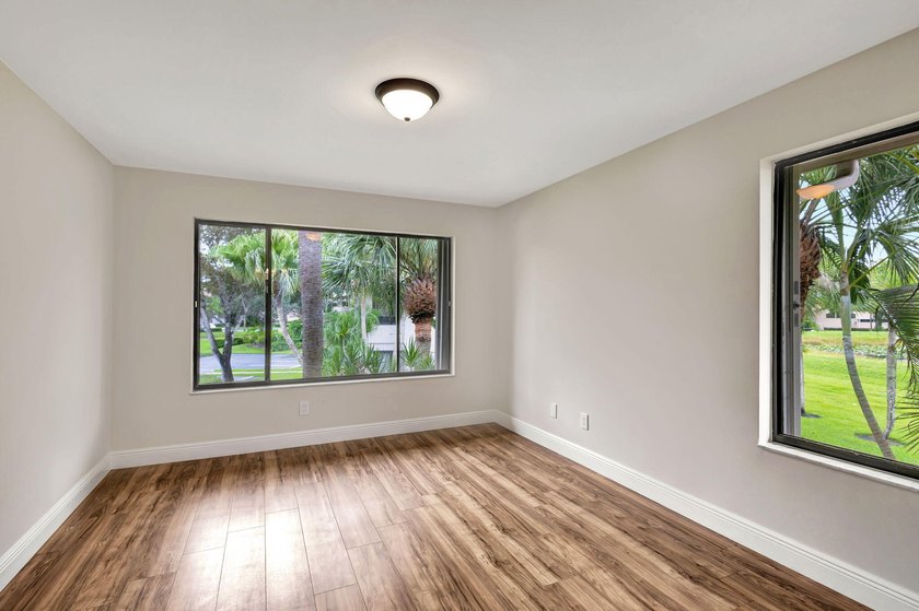 Darling upgraded open-floor plan 2B 2B plus Florida Room condo - photo 19