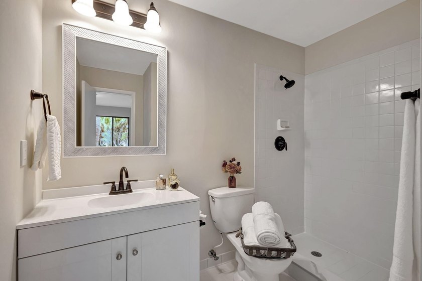 Darling upgraded open-floor plan 2B 2B plus Florida Room condo - photo 20