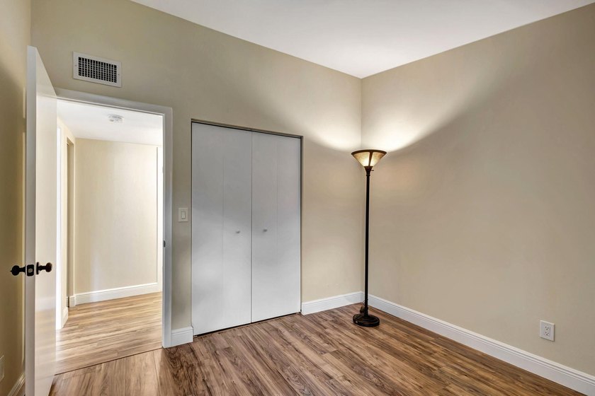 Darling upgraded open-floor plan 2B 2B plus Florida Room condo - photo 22