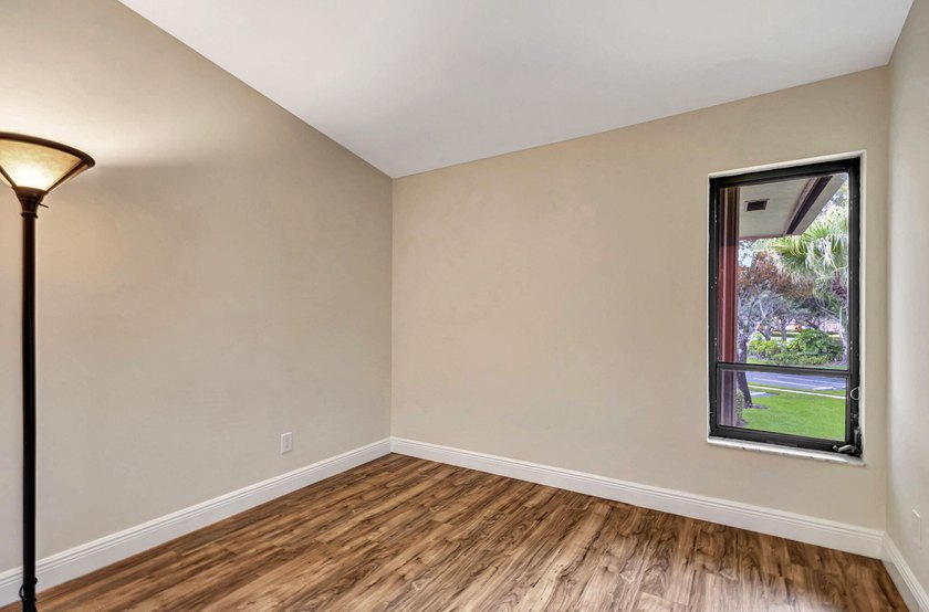 Darling upgraded open-floor plan 2B 2B plus Florida Room condo - photo 23