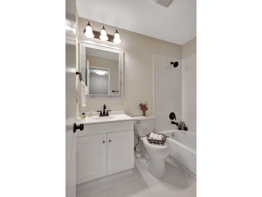 Darling upgraded open-floor plan 2B 2B plus Florida Room condo - photo 24